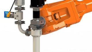 ViscoTec Dispenser metallfrei, montiert an einem 6-Achsen-Roboterarm