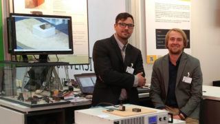 Die beiden Forscher Johannes Rudolph und Fabian Lorenz von der TU Chemnitz haben für ihr Projekt den 3D-Druckkopf von ViscoTec benutzt (Bild: TU Chemnitz)