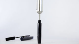 Abfüllung von Mascara in kleine Applikatoren mit dem ViscoTec Hygienic Dispenser