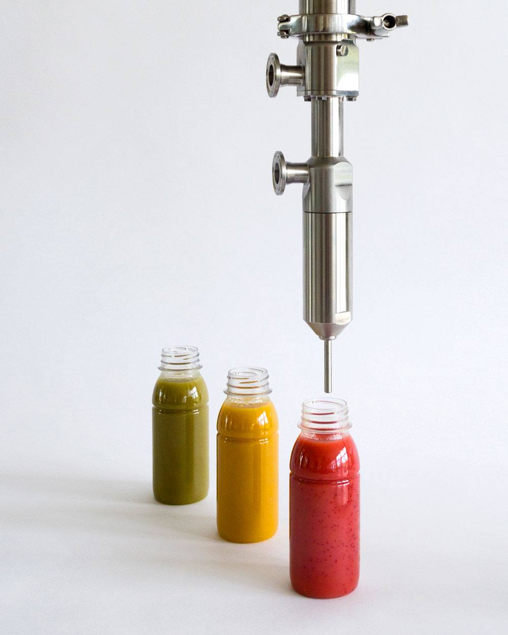 ViscoTec Hygienic Dispenser beim Abfüllen von Smoothies mit verschiedenen Inhaltsstoffen - flexibel für personalisierte Lebensmittel