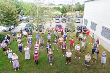 Many employees have followed the call of the management and appeared last Friday in traditional “Tracht” to work.