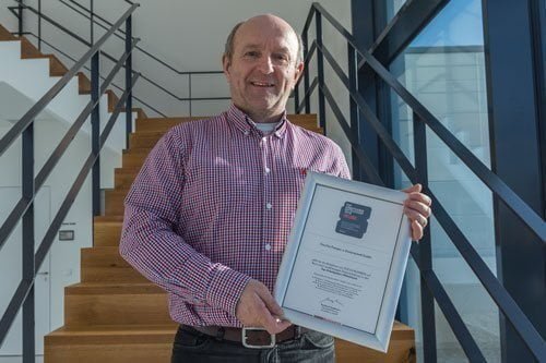 ViscoTec Managing Director Georg Senftl with the certificate for the award as Top Employers of Medium-sized Businesses.