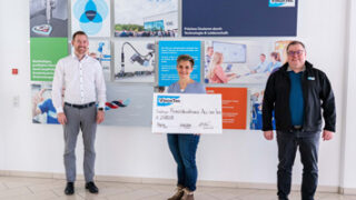 Martina Fiebiger, Chairwoman of the Board of the Sponsors' Association, at the symbolic presentation of the check by ViscoTec Managing Directors Franz Kamhuber (left) and Martin Stadler (right).