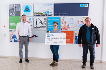 Martina Fiebiger, Chairwoman of the Board of the Sponsors' Association, at the symbolic presentation of the check by ViscoTec Managing Directors Franz Kamhuber (left) and Martin Stadler (right).