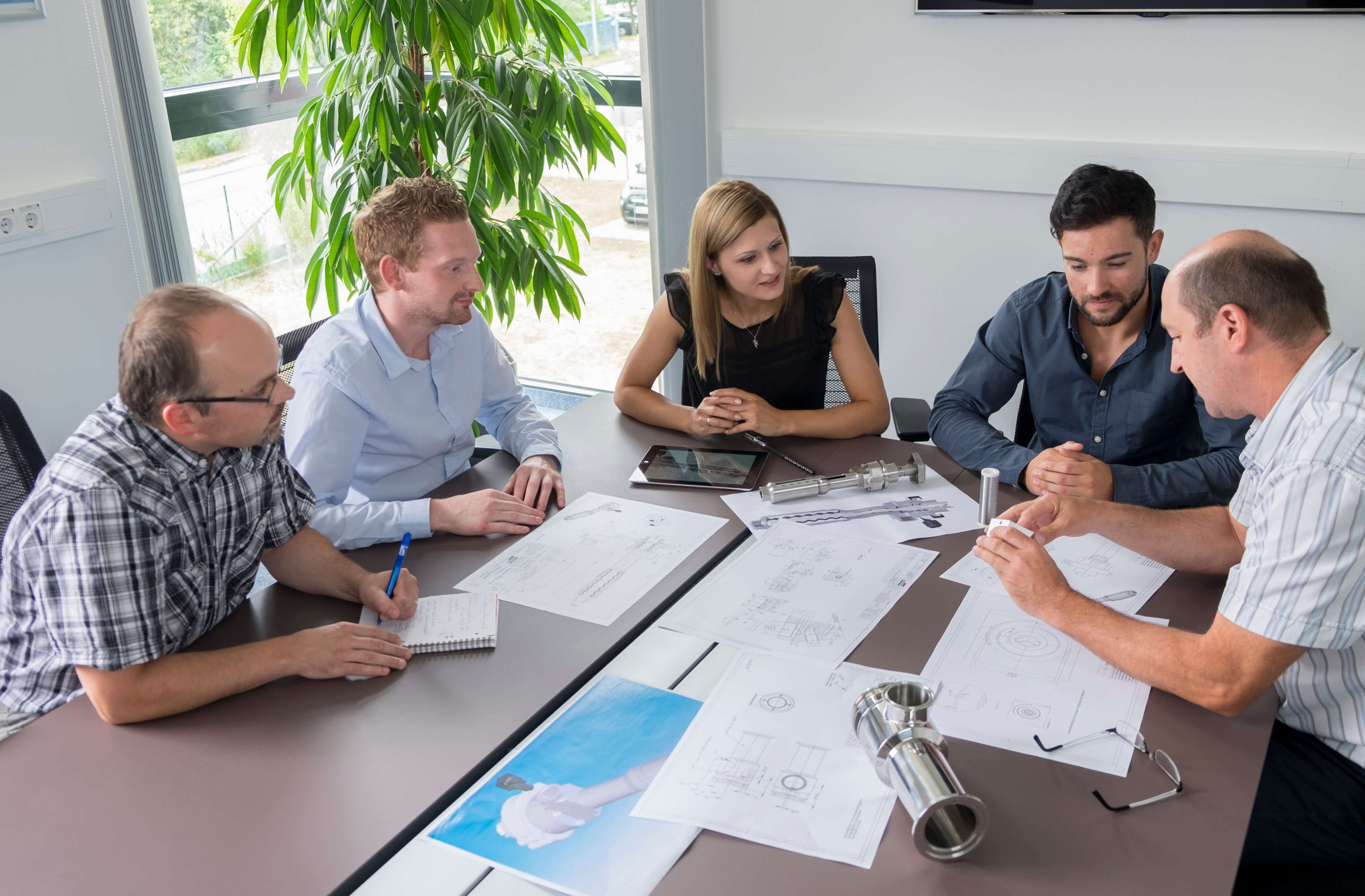 Offene Gesprächsrunden prägen ein innovatives und kreatives Miteinander im Team.