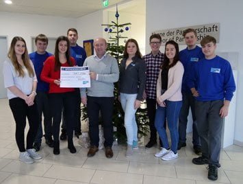 Stolz auf die Weihnachtsspende: Geschäftsführer Georg Senftl und die Auszubildenden der Firma ViscoTec spenden 2500 Euro an Sternstunden e.V. Stolz auf die Weihnachtsspende: Geschäftsführer Georg Senftl und die Auszubildenden der Firma ViscoTec spenden 2500 Euro an Sternstunden e.V.