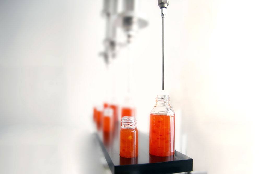 Solids-laden materials: Filling of lumpy asian sauce in the food sector