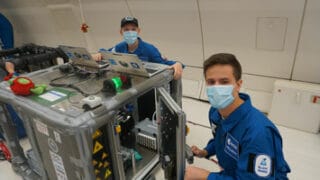 Arbeiten am Drucker während des Fluges (Quelle: ESA)