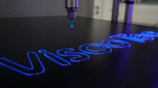 Dosierung von 1K-Acrylatklebstoff von DELO mit ViscoTec Dispenser