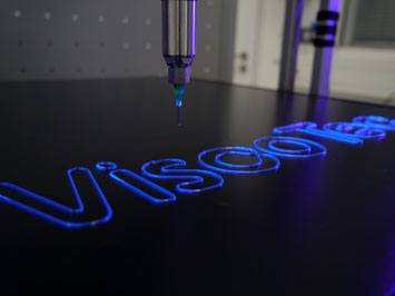 Dosierung von 1K-Acrylatklebstoff von DELO mit ViscoTec Dispenser