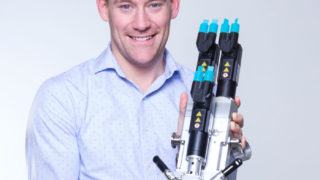 Franz Kamhuber, Business Development Manager Aerospace bei ViscoTec, mit der Neuentwicklung vipro-DUOMIX
