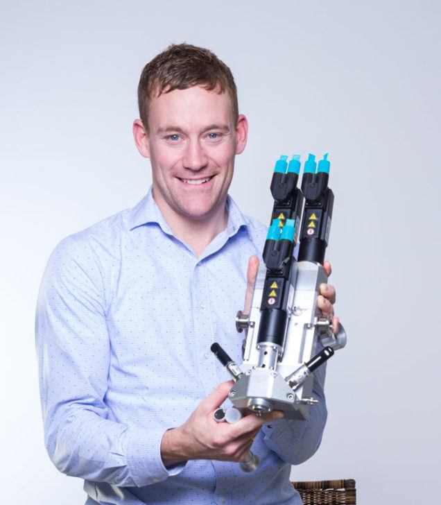 Franz Kamhuber, Business Development Manager Aerospace bei ViscoTec, mit der Neuentwicklung vipro-DUOMIX