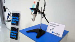 Desinfektionsstation im ViscoTec Firmengebäude – mit dem preeflow eco-SPRAY Sprühdispenser