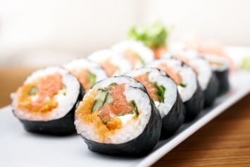 In the automated production of sushi, a pulsation-free, continuous product flow is required