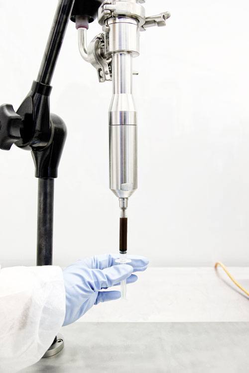 Abfüllung von zähem THC Harz (Cannabinoide) in Spritzen mit ViscoTec Abfüllpumpen. Abfüllung von zähem THC (Cannabinoide) in Spritzen mit ViscoTec Abfüllpumpen.