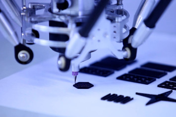 Eingesetzter 3D-Drucker für individuell erstellte Textilstrukturen aus Silikon