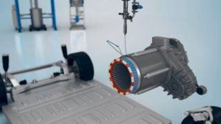 Imprägnieren: Auftragung von Harzmasse auf einen Elektromotor – Ausschnitt aus dem neuen Video.