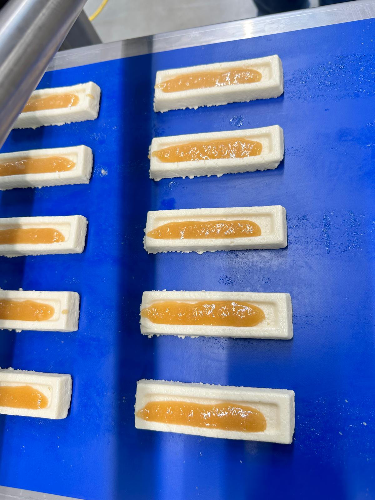 Bars with evenly applied topping (Source: ViscoTec)