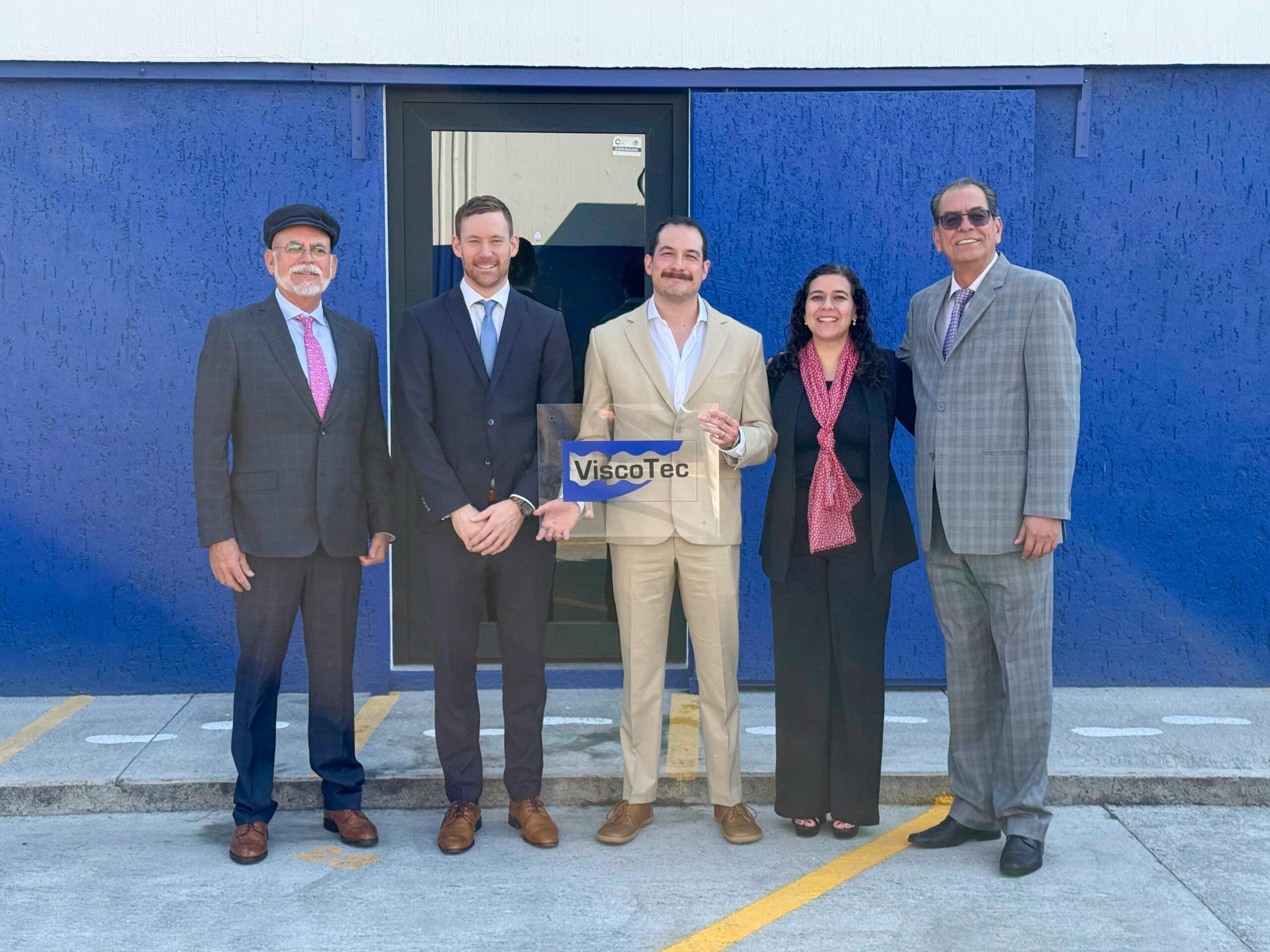 Managementteam von ViscoTec Mexico gemeinsam mit Hauptanteilseignern des übernommenen Unternehmens MEI am Standort in Querétaro.