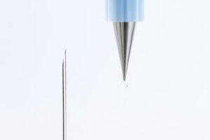 Abb. 2: Größenvergleich Mikroklebepunkt mit einer 2,5 mm Dosierspritzenspitze (Bildquelle: ViscoTec)