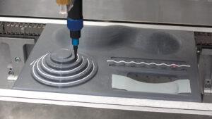 Präziser Materialauftrag bei komplexen Geometrien mit integriertem 3D-Höhensensor (Bildquelle: Rehm)