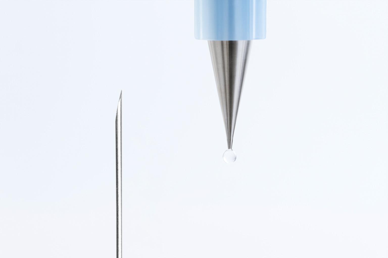 Abb. 2: Größenvergleich Mikroklebepunkt mit einer 2,5 mm Dosierspritzenspitze (Bildquelle: ViscoTec)